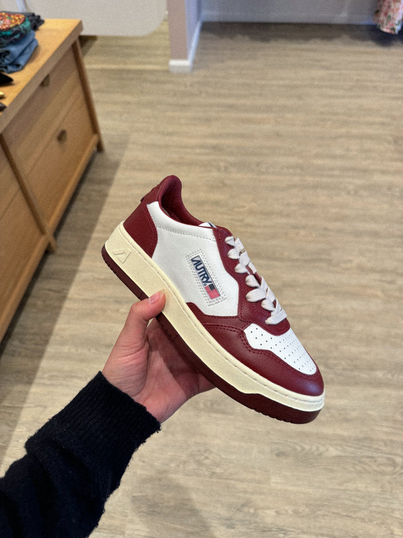 MEDALIST LOW LEATHER SNEAKER WHITE/SYRAH