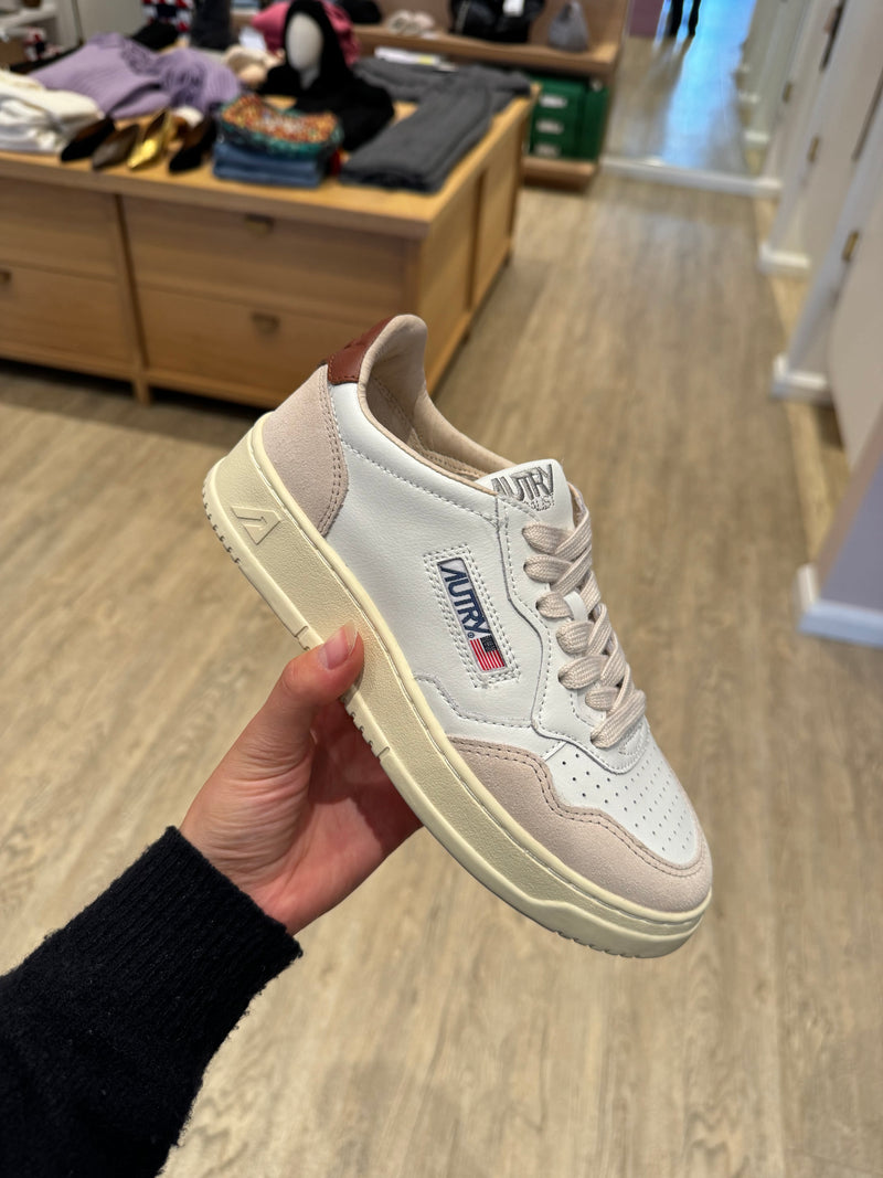 MEDALIST LOW LEATHER SNEAKER WHITE/CHOCOLATE SUEDE