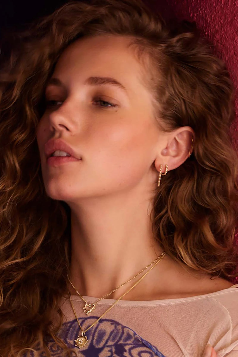 GUIDING LIGHT HUGGIE HOOP EARRINGS IN 14K YELLOW GOLD AND DIAMONDS